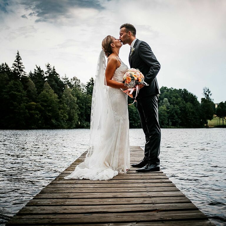Hochzeitsfotografie Paarshooting auf dem Steg vom Nagler See