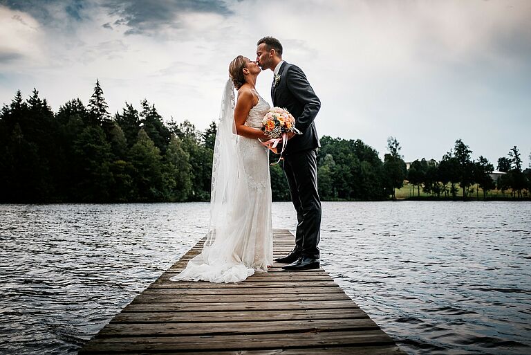 Hochzeitsfotografie Paarshooting auf dem Steg vom Nagler See