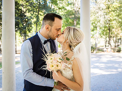 Hochzeitsfoto von Jessi & Theo im Sonnentempel Hofgarten Bayreuth