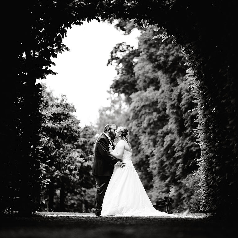 Hochzeitsfoto von Lisa & Sebastian im Schlosspark Fantasie